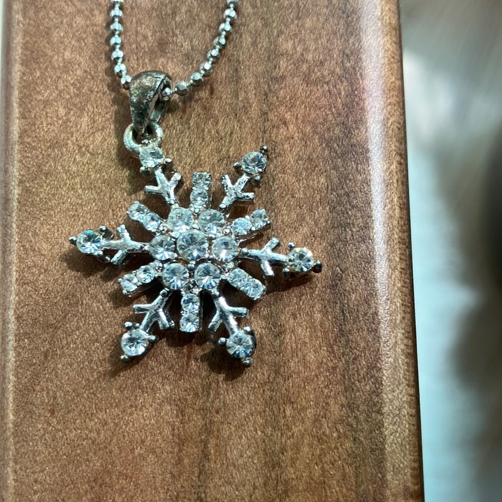 Elegant Silver Snowflake Pendant Necklace